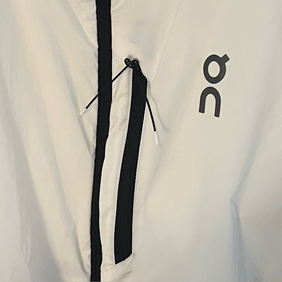 On Running Lightweight Windbreaker Jacket White Black Men’s XL - Picture 7 of 11